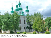Вознесенская церковь (Кинешемский Кремль – Церковь Вознесения Господня, 1779), расположена в центре бывшей Заградской слободы, между улицами Крупской и Советской, в непосредственной близости от Волжской набережной. В облике ансамбля преобладают мотивы древнерусского зодчества. Кинешма, ул. Советская, 45 (2021 год). Редакционное фото, фотограф Сергей Елизарьев / Фотобанк Лори