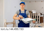 Teenage boy holding bunch of earned money for part-time work. Стоковое фото, фотограф Яков Филимонов / Фотобанк Лори