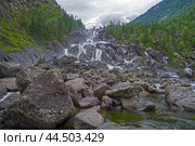 Водопад Учар (или Большой Чульчинский водопад) на реке Чульча. Горный Алтай, пасмурный день в августе. Стоковое фото, фотограф Сергей Рыбин / Фотобанк Лори