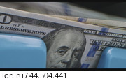A close-up view of bills being counted inside a money counter. Стоковое видео, видеограф Сергей Толмачёв / Фотобанк Лори