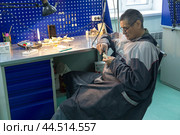 Резчик за работой. Музей в косторезной мастерской, поселок Уэллен, Чукотка. Стоковое фото, фотограф Николай Гернет / Фотобанк Лори