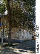 Дом с вывеской про Велимира Хлебникова (2024 год). Редакционное фото, фотограф Андрей Кононов / Фотобанк Лори