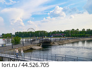 Город Иркутск. Пешеходный мост Юности. Река Ангара. Верхняя набержная (2024 год). Редакционное фото, фотограф Александр Тараканов / Фотобанк Лори