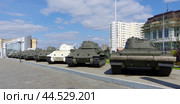Экспозиция модификаций "Тридцатьчетвёрок" (танков Т-34), Музейный комплекс гражданской и военной техники, Верхняя Пышма (2024 год). Редакционное фото, фотограф Алексей Иванов / Фотобанк Лори
