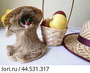 Плетёная соломка. Композиция с яблоками. Домовой, корзиночка и шляпа. Редакционное фото, фотограф Инна Пецко / Фотобанк Лори