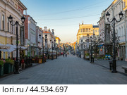 Большая Покровская улица сентябрьским ранним утром. Нижний Новгород (2024 год). Редакционное фото, фотограф Виктор Карасев / Фотобанк Лори