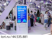 Фестиваль-форум «Территория будущего. Москва 2030», главной темой которого стала синергия человека, семьи и мегаполиса, а символом - спираль днк. Интерьер выставки и посетители./ Festival-forum "Territory of the Future. Moscow 2030", the main theme of which was the synergy of man, family and metropolis, and the symbol was the DNA helix. Exhibition interior and visitors. (2024 год). Редакционное фото, фотограф Iva Noel / Фотобанк Лори