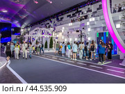 Фестиваль-форум «Территория будущего. Москва 2030», главной темой которого стала синергия человека, семьи и мегаполиса, а символом - спираль днк. Интерьер выставки и посетители./ Festival-forum "Territory of the Future. Moscow 2030", the main theme of which was the synergy of man, family and metropolis, and the symbol was the DNA helix. Exhibition interior and visitors. (2024 год). Редакционное фото, фотограф Iva Noel / Фотобанк Лори