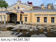 Город Иркутск. Ресторан "Бутин". Улица Ленина, дом 46 (2024 год). Редакционное фото, фотограф Александр Тараканов / Фотобанк Лори
