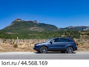 Темно-синяя машина Honda CR-V на дороге на фоне горы Демерджи. Крым. Россия (2024) Стоковое фото, фотограф Юлия Кутыгина / Фотобанк Лори