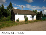 Отделение Почты России в поселке станции Топиллы, Рязанская область. Building of small post office of Russian post among rural landscape. Sunny summer view. (2021 год). Стоковое фото, фотограф Александр Кузнецов / Фотобанк Лори