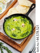 scrambled eggs with herbs, dill, celery and broccoli in a skillet with lean crispbread. Стоковое фото, фотограф Abakumova Ekaterina / Фотобанк Лори