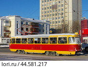 Трамвай "Татра" T3SU №659, озарённый лучами зимнего Солнца. Екатеринбург, проспект Ленина (2019 год). Редакционное фото, фотограф Алексей Иванов / Фотобанк Лори