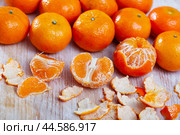 Ripe clementines on wooden table. Стоковое фото, фотограф Яков Филимонов / Фотобанк Лори