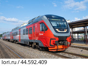 Дизель-поезд РА3 "Орлан" ( модель 753) солнечным днем. Вокзал города Рыбинска (2024 год). Редакционное фото, фотограф Виктор Карасев / Фотобанк Лори