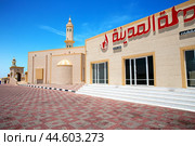 Dallah Al Madina cafe next to the mosque in Al Bandar on a sunny summer day. Sultanate of Oman (2024 год). Редакционное фото, фотограф Евгений Ткачёв / Фотобанк Лори