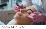 Aesthetic treatment session focusing on skin rejuvenation with microneedling at a modern clinic. Стоковое AI-изображение, AI-художник Сергей Толмачёв / Фотобанк Лори