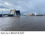 Теплоход "Метеор" проходит по Малой Неве во время развода Биржевого моста, Санкт-Петербург (2023 год). Редакционное фото, фотограф Мария Кылосова / Фотобанк Лори