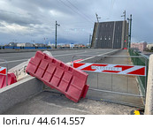 Ограждения на Биржевом мосту во время ремонта, Санкт-Петербург (2023 год). Редакционное фото, фотограф Мария Кылосова / Фотобанк Лори