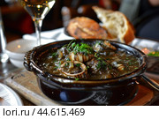 Traditional french onion soup in a ceramic bowl. Стоковое AI-изображение, AI-художник Иван Рябоконь / Фотобанк Лори