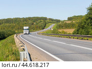Грузовик на дороге, трасса А-119  Вологда – Медвежьегорск (2024 год). Стоковое фото, фотограф Головкова Елена / Фотобанк Лори