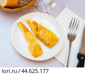 tortilla triangular pieces. Стоковое фото, фотограф Яков Филимонов / Фотобанк Лори