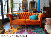 Eclectic vintage living room interior with colorful sofa. Стоковое AI-изображение, AI-художник Иван Рябоконь / Фотобанк Лори