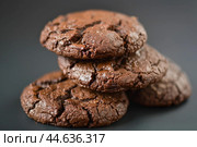 Decadent chocolate crinkle cookies on dark background. Стоковое AI-изображение, AI-художник Иван Рябоконь / Фотобанк Лори