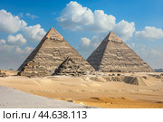 Majestic pyramids of giza under blue sky. Стоковое AI-изображение, AI-художник Иван Рябоконь / Фотобанк Лори