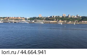 Вид через реку Оку на Нижний Новгород со стороны Стрелки (2024 год). Редакционное видео, видеограф Элина Гаревская / Фотобанк Лори