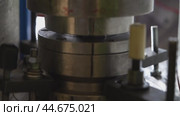 Closeup of a Hydraulic Press Operating on a Metal coin. Стоковое видео, видеограф Гурьянов Андрей / Фотобанк Лори