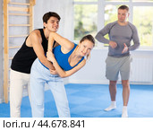 Guy and woman train to perform defense of strangling opponent, while learning self-defense. Стоковое фото, фотограф Яков Филимонов / Фотобанк Лори