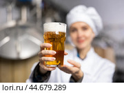 Woman brewmaster with glass of beer. Стоковое фото, фотограф Яков Филимонов / Фотобанк Лори