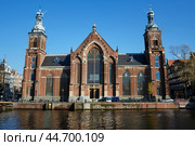 Westerkerk church building reflecting in canal on sunny day in amsterdam. Стоковое AI-изображение, AI-художник Иван Рябоконь / Фотобанк Лори