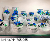 Pyatigorsk, Russia, May 6, 202. Products of the Kislovodsk porcelain factory in a Pyatigorsk store. Kislovodsk porcelain with a floral pattern, realistic various flowers on vases, boxes and other products (2024 год). Редакционное фото, фотограф Оксана Медведева / Фотобанк Лори