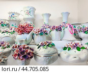 Pyatigorsk, Russia, May 6, 202. Products of the Kislovodsk porcelain factory in a Pyatigorsk store. Kislovodsk porcelain with a floral pattern, realistic various flowers on vases, boxes and other products (2024 год). Редакционное фото, фотограф Оксана Медведева / Фотобанк Лори