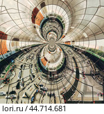 Moscow, Russia - August 12 2021: Mirror facade of the Shchelkovsky shopping center. Редакционное фото, фотограф Татьяна Лобанова / Фотобанк Лори