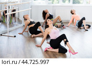 Fit woman in high heels performing sensual vogue dance on floor. Стоковое фото, фотограф Яков Филимонов / Фотобанк Лори