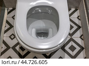 Toilet close up, water flushing in toilet, A photo of a white ceramic toilet bowl. White toilet bowl in a bathroom. Стоковое фото, фотограф Павел Муравьев / Фотобанк Лори