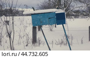 Blue Mailbox on Mira Street in a Snowy Russian Village. Стоковое видео, видеограф Dzmitry Astapkovich / Фотобанк Лори