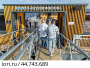 Россия. Санкт-Петербург. Туристы входят на причал Остров фортов. Russia. Saint-Petersburg. Tourists enter the Island of Forts pier. (2024 год). Стоковое фото, фотограф Алексей Смышляев / Фотобанк Лори