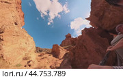 A car with tourists passes through the arch of desires in the Charyn Canyon. . Kazakhstan. Charyn Canyon. 08/31/2024. Редакционное видео, видеограф Ярославский Максим / Фотобанк Лори