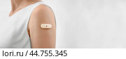 Person wearing a medical patch on arm for monitoring and treatment. Wearable device of real-time control of health through continuous glucose monitoring CGM system. Стоковое AI-изображение, AI-художник Igor Tichonow / Фотобанк Лори