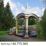 "Ротонда с грифонами", Городской сад им. Пушкина, Челябинск (2024 год). Редакционное фото, фотограф Алексей Иванов / Фотобанк Лори