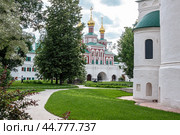 Новодевичий монастырь. Москва. Храм Покрова Пресвятой Богородицы  (Покровская надвратная церковь). (2024 год). Редакционное фото, фотограф Лариса Гордеева / Фотобанк Лори