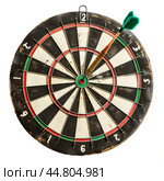 Green dart hitting the center of an old dartboard. Стоковое AI-изображение, AI-художник Иван Рябоконь / Фотобанк Лори