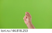 Male Hand is Snapping Fingers Sign Symbol Isolated against Chroma Key Green Screen Background. Body Language. 4K Footage. Close-Up. Man Fist Making Snap Finger or Click Gesture. Copy Space, Promotion. Стоковое видео, видеограф Марина Демидюк / Фотобанк Лори