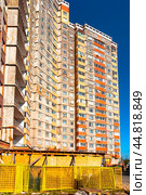 Город Балашиха. Капитальный ремонт жилого дома (2024 год). Стоковое фото, фотограф Зобков Юрий / Фотобанк Лори