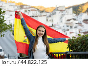 Hapy footbal fan woman waving the flag of Spain on street. Стоковое фото, фотограф Яков Филимонов / Фотобанк Лори