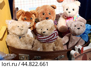 Самодельные плюшевые мишки сидят в старом чемодане. Бажовский фестиваль народного творчества. Россия. Стоковое фото, фотограф Наталья Сухорукова / Фотобанк Лори